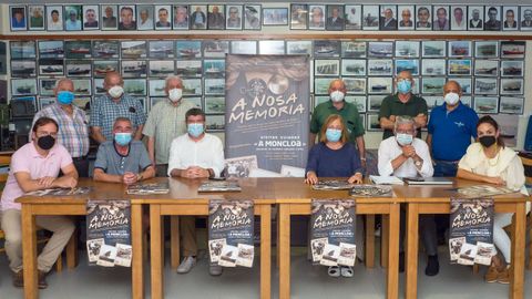 Asistentes a la presentación de las visitas guiadas a A Moncloa de Burela, que recibirá a vecinos y visitantes los jueves y viernes por la tarde y los sábados y domingos, por la mañana