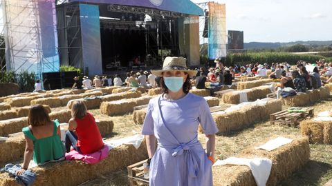 La cantante gallega y promotora del Festival de la Luz, Luz Casal, se paseó supervisando y saludando a los asistentes del certamen en la jornada sabatina.