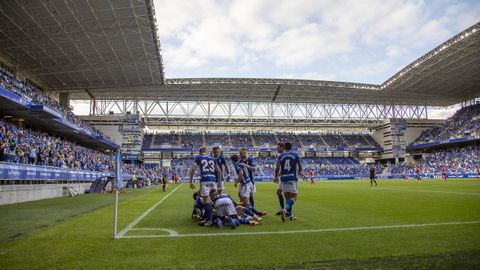 Los futbolistas del Real Oviedo celebran el gol de Viti ante el Lugo