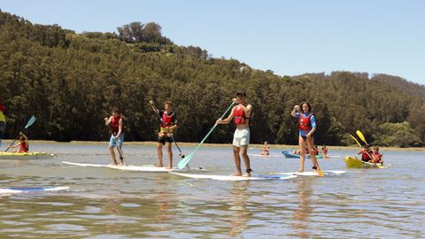 El esturio del río das Mestas, en Vilarrube, es ideal para practicar SUP