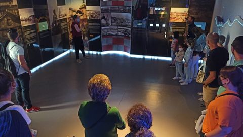 Varias personas visitan el Museo de la Historia Urbana de Avilés