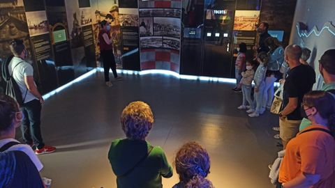 Varias personas visitan el Museo de la Historia Urbana de Avils