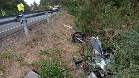 La moto del fallecido en el lugar accidentado