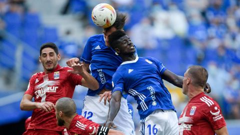 Obeng y Dani Calvo tratan de rematar un balón ante la oposición de la defensa del Cartagena