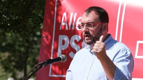 El presidente del Principado y secretario general de la FSA-PSOE, Adrián Barbón, interviene en un acto con militantes