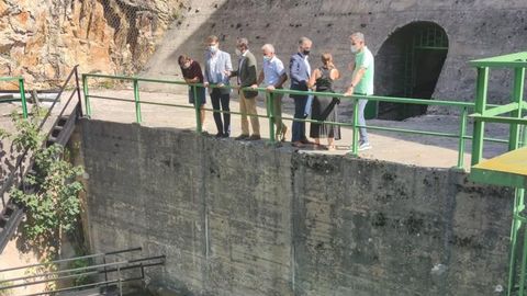 El consejero de Industria, Enrique Fernández, visita Sobrescobio para presentar el proyecto que la compañía EDP va a desarrollar en el entorno de la presa de Rioseco