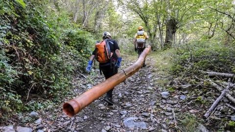 Una tubería figura entre los residuos recogidos por los voluntarios en el barranco del Rego Seco