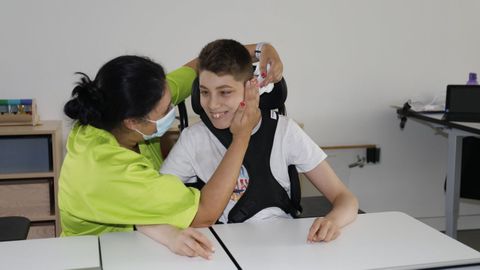 Álex Guntín, con una terapeuta en su colegio de Vigo