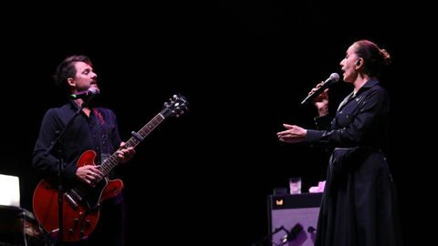 La cantante gallega Luz Casal, en plena actuación con Coque Malla.