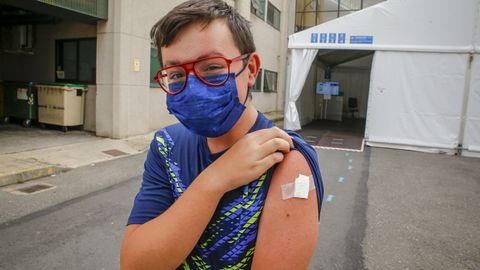El pobrense Mario Vilachán, de 15 años, recibió ayer la segunda dosis de Pfizer