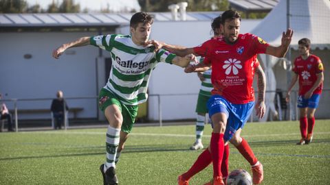 Óscar Martín se lleva un balón en un partido de la Tercera División