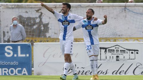 Alberto Quiles festeja su gol al Calahorra junto a Héctor Hernández