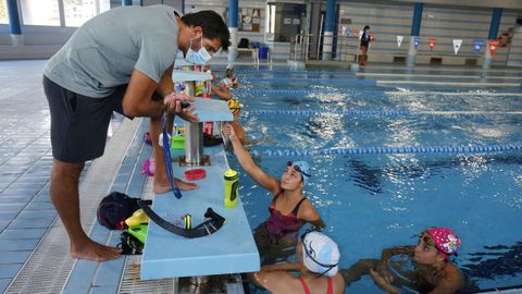 Fotografía de un entrenamiento de natación en el Centro Galego de Tecnificación Deportiva