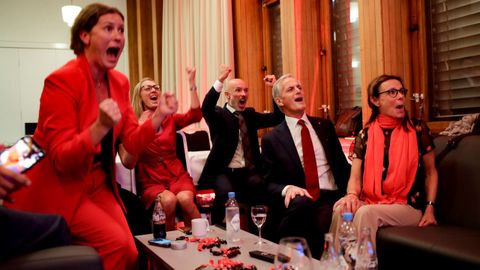 El líder laborista de Noruega, Jonas Gahr Store (segundo por la derecha), y su equipo, eufóricos al ver las encuestas a pie de urna.