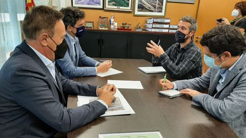 Reunión de Arroxo con Javier Arias para hablar de una parada de bus en O Carqueixo