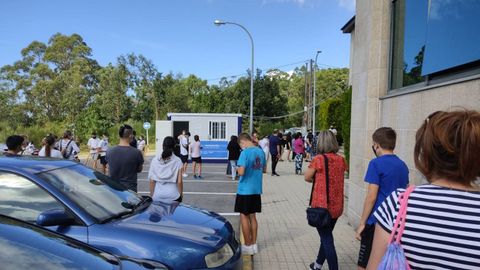 Más de 500 adolescentes de 14 y 15 años acudieron ayer al hospital de Barbanza a recibir la segunda dosis de Pfizer