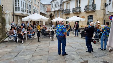 La charanga Terras do Bibei puso música a la sesión vermú en Trives