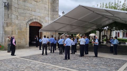 La Banda de Música de Ramirás tocó a la salida de misa en Trives
