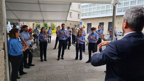 La Banda de Música de Ramirás actuó a la salida de misa en Trives