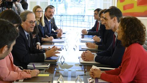 Imagen de la primera reunión de la mesa de diálogo entre el Gobierno y la Generalitat, celebrada en La Moncloa el 20 de febrero del 2020, en la que participaron políticos independentistas que no estaban en el Gobierno catalán, como Elsa Artadi.