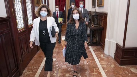 La subdelegada del Gobierno, Maria Rivas, y la alcadesa Inés Rey, entrando a la reunión de la Xunta de Seguridade Local