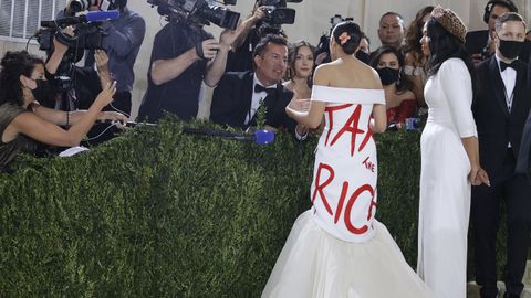 La congresista Ocasio-Cortez lució un vestido el mensaje «Cobren impuestos a los ricos» en la gala Met.