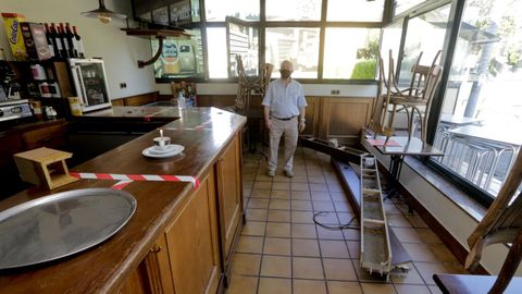 Antonio Rivas, del restaurante Montrove, con la marquesina rota por la lluvia.