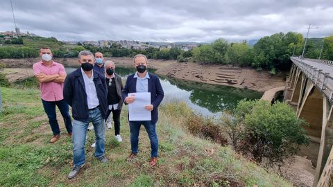 Representantes del PSOE, junto al embalse de O Bao, en Viana do Bolo