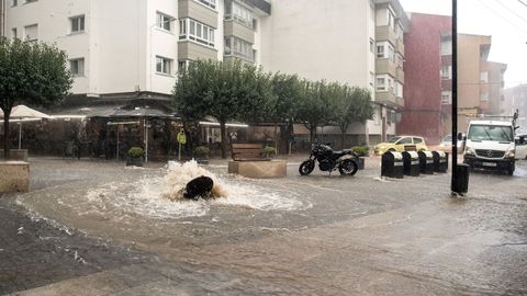 La presión del agua reventó las alcantarillas en centenares de puntos; en la foto, la rúa Constitución, en O Temple, Cambre