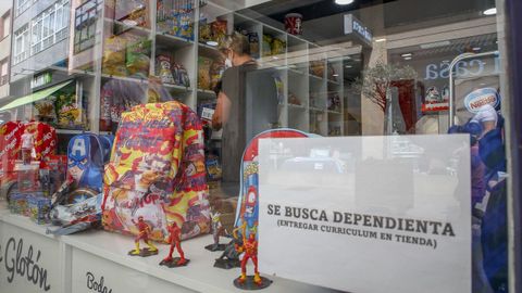 En una tienda de golosinas del centro de Ribeira buscan una dependienta