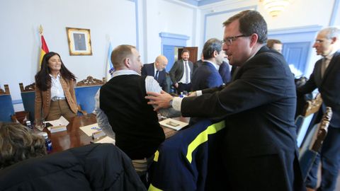 Raül Blanco saluda al presidente del comité, José Antonio Zan, en enero de 2020