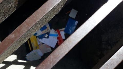 Tarjetas halladas en una alcantarilla de Ourense el pasado fin de semana