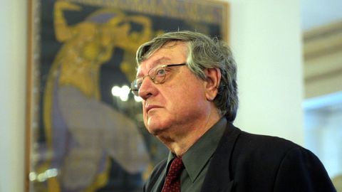 El escritor Antonio Martínez Sarrión, en la presentación de su libro de memorias «Jazz y días de lluvia» (2002).
