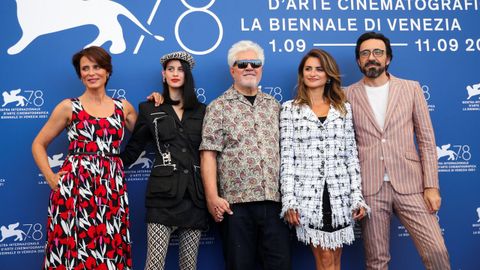 Almodóvar, con buena parte del elenco de «Madres paralelas», en el reciente Festival de Venecia.