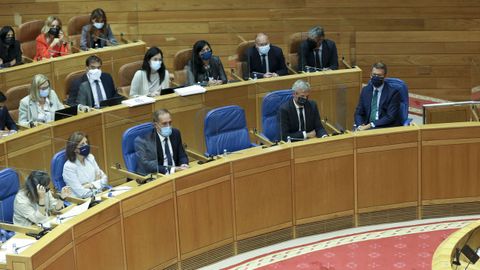 Feijoo y varios de sus conselleiros siguiendo el pleno del Parlamento este martes