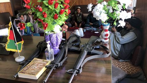 Los talibanes, en la oficina del antiguo gobernador del Panjshir, con su armamento estadounidense.