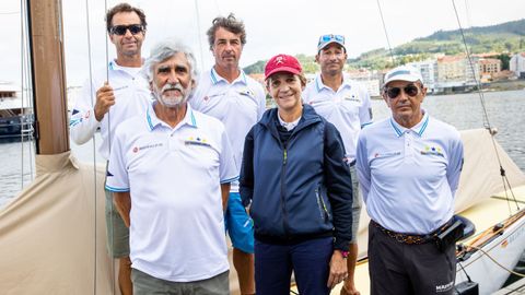 Foto de familia de doña Elena y la tripulación del Bribon 500