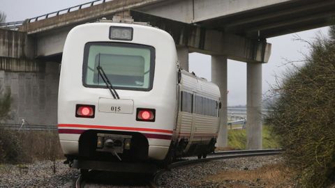 Un tren a su paso por la zona de Oural, en la línea ferroviaria que se va a electrificar