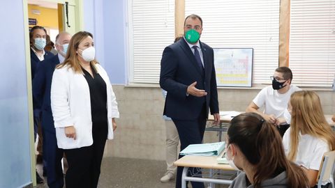 La consejera de Educación del Principado, Lydia Espina, y el presidente asturiano, Adrián Barbón, durante la inauguración del curso de Educación Secundaria Obligatoria (ESO) y Bachillerato en el IES Avelina Cerra, de Ribadesella