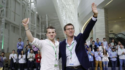 Adrián Pardo saluda acompañado de Feijoo en el X Congreso de Novas Xeracións del PPdeG-PP en el que fue elegido presidente de la organización juvenil (septiembre de 2017)