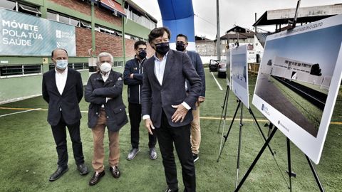 Presentación de la reforma del campo de O Couto a cargo del secretario xeral de Deporte, José Ramón Lete.