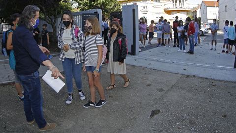 LA SECUNDARIA COMENZÓ EL CURSO. Más de 200.000 estudiantes gallegos de ESO, FP, bachillerato y enseñanzas de régimen especial -en la imagen, entrada al IES N.º 1- de Ribeira empezaron el curso, todavía marcado por las normas anticovid, como el uso de mascarillas en todo momento.