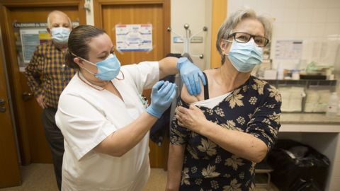 Una vecina de Laxe (A Coruña) durante la administración de la vacuna de la gripe de la campaña pasada