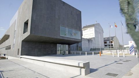 Edificio de la Policía Local, en San Fiz.