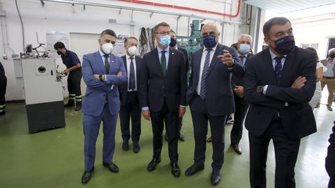 El director de Navantia-Ferrol, el presidente de la Xunta y el conselleiro de Educación, siguiendo las explicaciones del director del CIFP Ferrolterra en la visita al centro