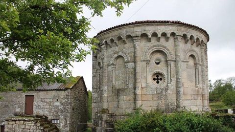 Iglesia de San Pedro de Vilanova, en Dozón.