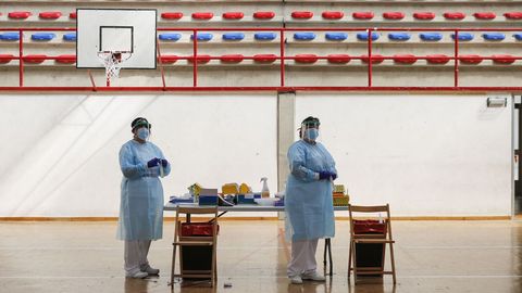 Personal sanitario en el pabellón de deportes de Calabagueiros, preparado para hacer un cribado a la población el pasado mes de abril