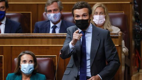 Casado se dirige a Sánchez durante la sesión de control al Gobierno.