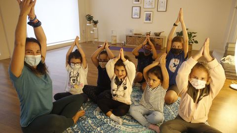 Natalia Cora, en una clase de yoga para niños en Om Centro Integral, su negocio en el casco viveirense