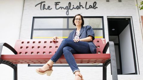 Tania Tapia en su primera aventura empresarial en Burela, The English Lab